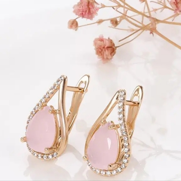 Jewelry - 18kgp Gold leverback earrings with pink stone. Halo czs. Gorgeous ✨️ 😍